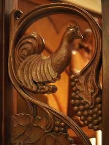 827901 Detail van de St.-Josephkerk (Draaiweg 44) te Utrecht: houtsnijwerk van Steph Uiterwaal uit 1951, voorstellende ...